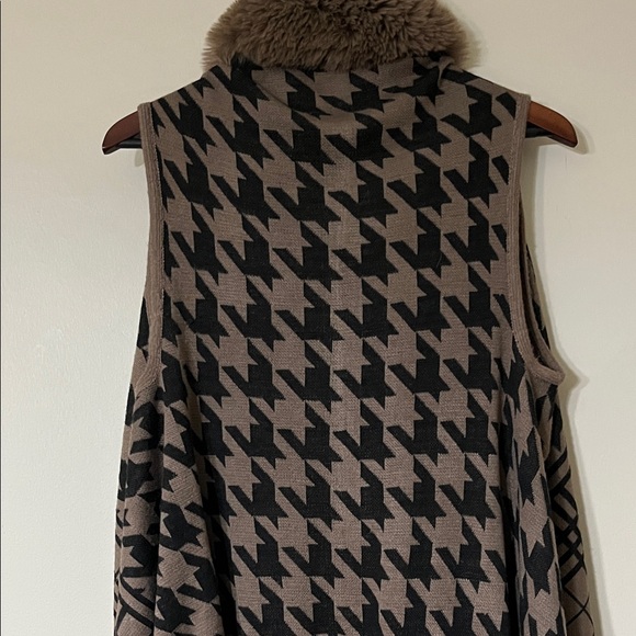 Brown Patterned Women's Vest with Faux Fur Collar - Picture 4 of 5